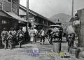 昭和初期ごろ　繭市場前の町中を通る客馬車。　※天草市の鶴田八洲成さん提供