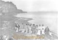 昭和初期　松合町の海岸に並んだ家族　※写真集・熊本１００年より