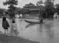12６・２６熊本大水害　孤立した地域に舟で渡る住民＝熊本市新土河原町