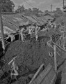 10６・２６熊本大水害　泥との戦い、住民総出の排土作業＝熊本市本山町