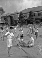 二学期を前に、校庭の掃除をする児童＝熊本市の城東小学校
