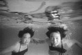 水中の二人＝熊本市の県営城内プール