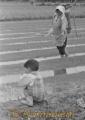 農作業の母親とあぜ道で遊ぶ子ども＝下益城郡小川町