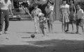県の移動児童館なかよし号巡回　ボール遊びの子どもたち＝阿蘇郡