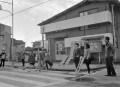 安全横断を指導する春竹小学校の児童＝熊本市