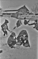 阿蘇地方に大雪　かまくらを作る子どもたち＝阿蘇郡一の宮町