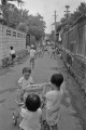 遊び場に開放された道路の子どもたち＝熊本市東坪井町