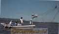 大江湖で観光網入れ漁が解禁　舟の上から網を投げる愛好者たち