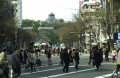 熊本市電が走り人々が行き交う通町筋一帯。熊本城天守閣も見える