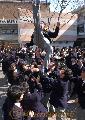熊本マリスト学園高校で卒業式　在校生や同級生に胴上げされる卒
