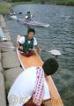 手づくりカヌーの進水式　木製カヌーに乗る河浦高校園芸科学科の生徒