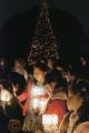 クリスマスイルミネーション点灯式で、賛美歌を歌う子どもたち＝熊本市のルー