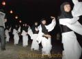 植柳盆踊り＝八代市。白装束に黒頭巾をかぶった衣装