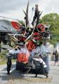 南関町の夏祭り「ぎおんさん」で口から花火や煙を吐く大蛇の山車