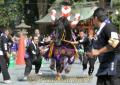 駆け回る飾り馬＝熊本市