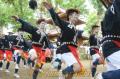 津森神宮の御神幸祭で踊る「奴」＝益城町