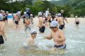鶴ケ山海水浴場で佐敷小児童が海開きの初泳ぎ