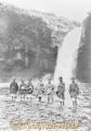 大正10年　栃木温泉の鮎返りの滝。湯治客　※写真集・熊本１００年より