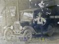 昭和7年ごろ　昭和初期に走った自動車と祖父。市電味噌天神電停付近で＝熊本