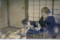 昭和13年ごろ　母と私。お正月、長火鉢でお餅を焼いています＝東京都世田谷