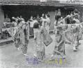 昭和13年4月　春祭（招魂祭）の踊り。輪になって踊る女性たち＝玉名郡南関