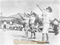 昭和17年　模型飛行機を飛ばす川尻小学校の児童　※写真集・熊本１００年よ