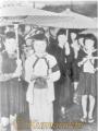 昭和24年11月　津森小学校児童、日奈久沖で遭難。遺骨を抱く級友　※写真