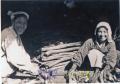昭和25年ごろ　笑顔が印象的な炭焼き作業中の夫婦.。2人は戦災で神戸から