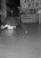 27６・２６熊本大水害　上通商店街は胸まで漬かる濁流となった＝熊本市上通町、26日午後9時30分ごろ　水害写真集から