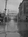 02６・２６熊本大水害　一夜明けた上通商店街は一面の泥海、右側は熊日本社＝熊本市上通町、27日午前6時ごろ