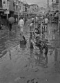 06６・２６熊本大水害　泥水の上通商店街を行く人たち＝熊本市上通町