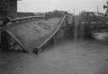 18６・２６熊本大水害　橋のたもとに濁流に流されたもう一つの橋＝熊本市大江町