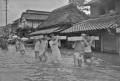 19６・２６熊本大水害　八代からの救援握り飯5000人分を運ぶ人たち＝熊本市川尻町