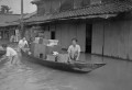 10６・２６熊本大水害　舟で家財を持ち出す住民＝熊本市川尻町