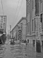 09６・２６熊本大水害　浸水地域を舟で移動する人たち＝熊本市手取本町の熊本市役所付近