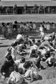 農繁期に託児所開設。砂遊びする子どもたち＝熊本市刈草町