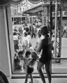 デパートのマネキンと子ども＝熊本市下通