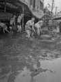 01６・２６熊本大水害　女性も排土作業に一役＝熊本市上通町