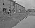 02６・２６熊本大水害　冠水した校庭で野球をする子どもたち＝熊本市本山町の向山小学校