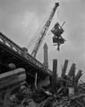 05６・２６熊本大水害　流木を引き上げるクレーン車＝熊本市水道町の大甲橋