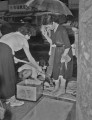 02６・２６熊本大水害　”手を焼く泥”お客さんの靴を洗うデパート従業員＝熊本市内のデパート