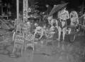 02６・２６熊本大水害　”手を焼く泥”商品の泥を洗う店員さん＝熊本市下通の金物店