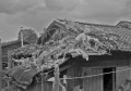 04６・２６熊本大水害　水浸しの衣類を屋根に干す家族＝熊本市内