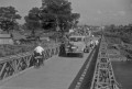 06６・２６熊本大水害　あれから１カ月、子飼橋ベーリー橋を渡る市民＝熊本市子飼町