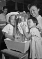 猛暑つづき　氷柱に顔をあてる子ども＝熊本市下通の大洋デパート
