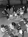 農繁期の季節託児所開設　シーソーで遊ぶ子どもたち＝熊本市画図