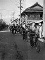 中高生就職運動　町に乗り出した求人開拓の自転車隊＝八代市内