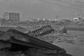 流失崩壊した代継橋の残骸＝熊本市本荘町の白川