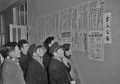 角帽群に就職の悩み、掲示板の求人票に集まる学生たち＝熊本市大