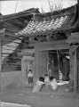 東子飼小路かいわい　お寺の山門で遊ぶ子どもたち＝熊本市子飼町